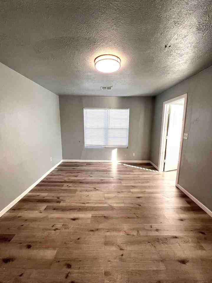1101 Nw 27th St - Photo 7 of 9