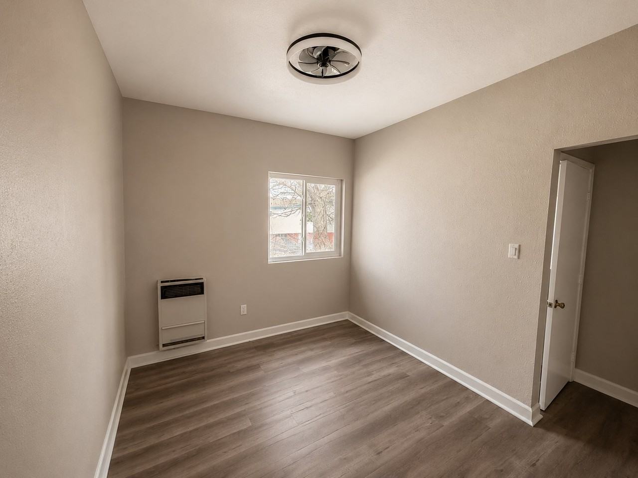 145 E 36th Pl #B - Photo 4 of 6
