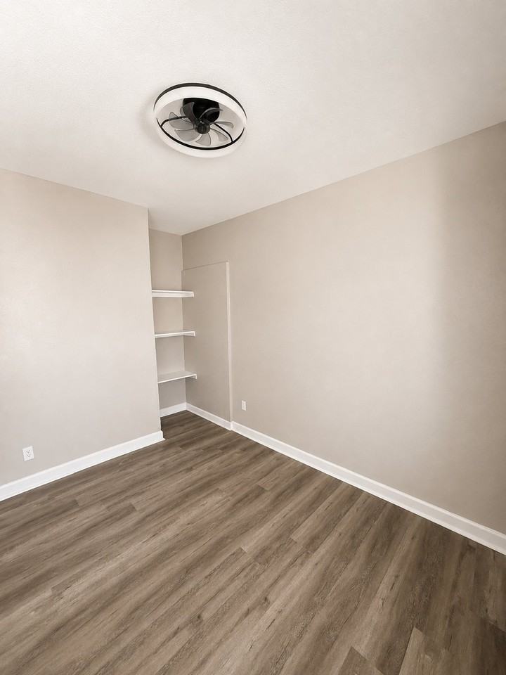 145 E 36th Pl #B - Photo 5 of 6