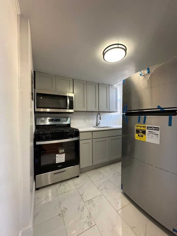 240 E 9th St #3 - Photo 2 of 5