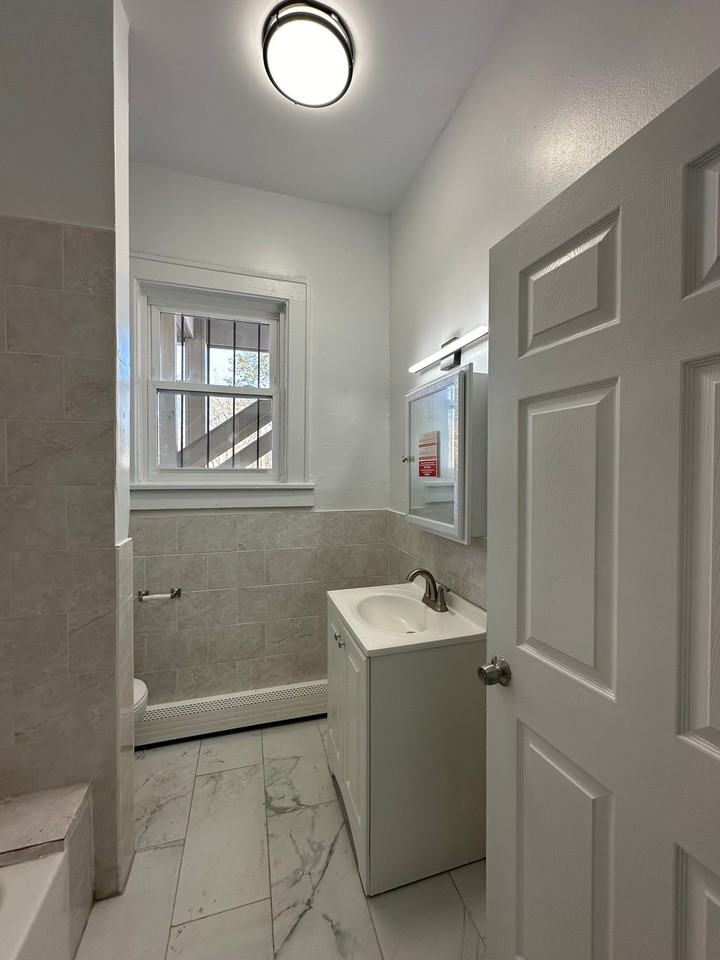 240 E 9th St #3 - Photo 5 of 5