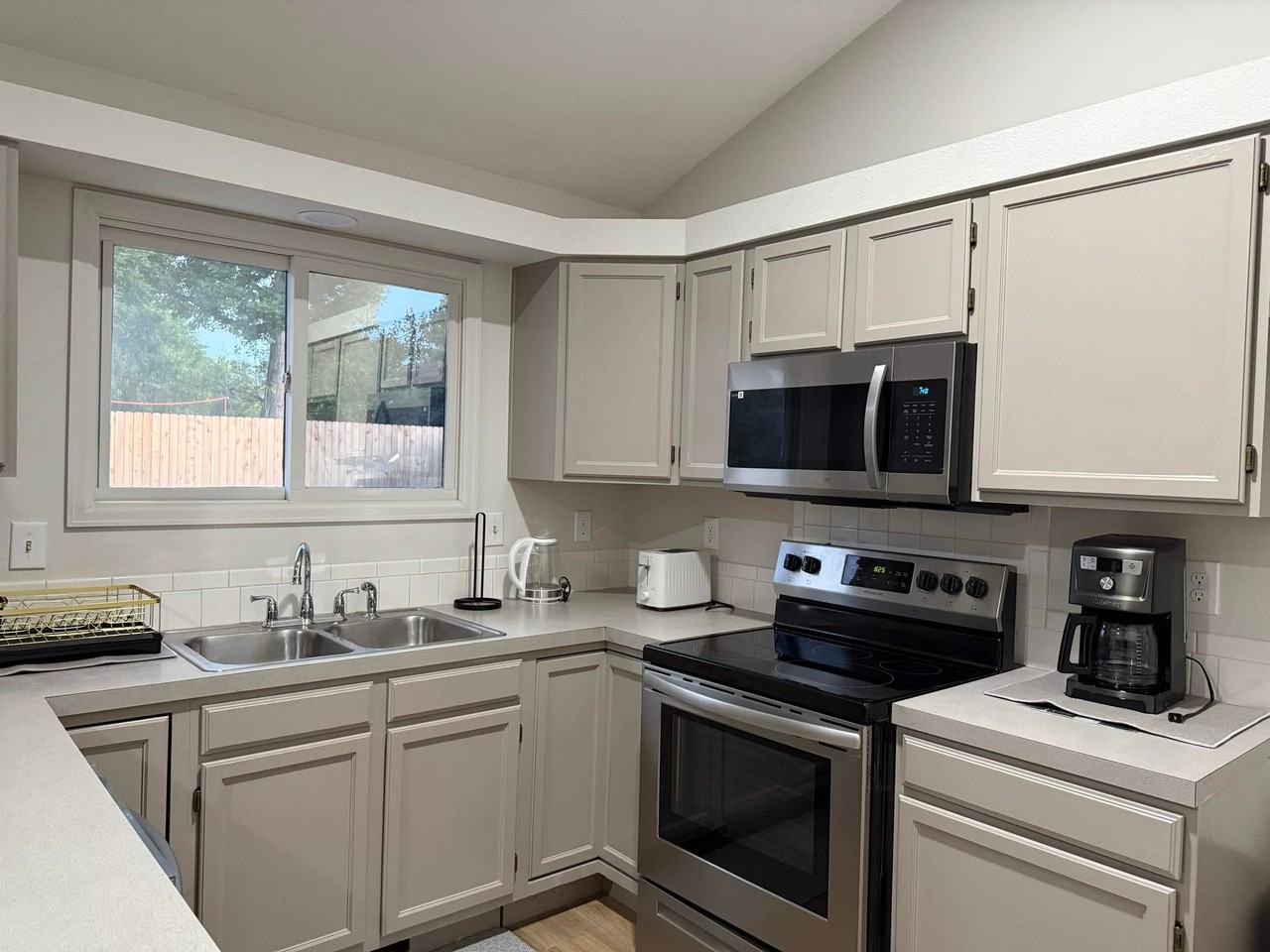411 Ruby Dr - Photo 3 of 6