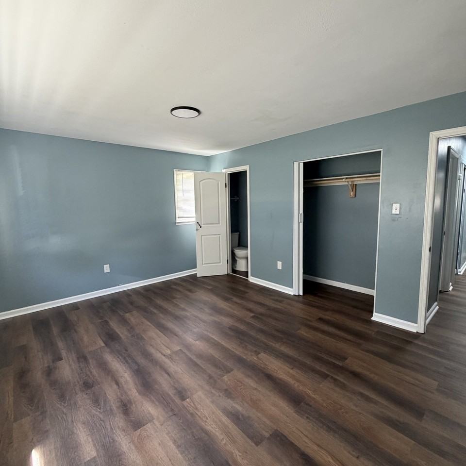 21 Berg Ave - Photo 2 of 8
