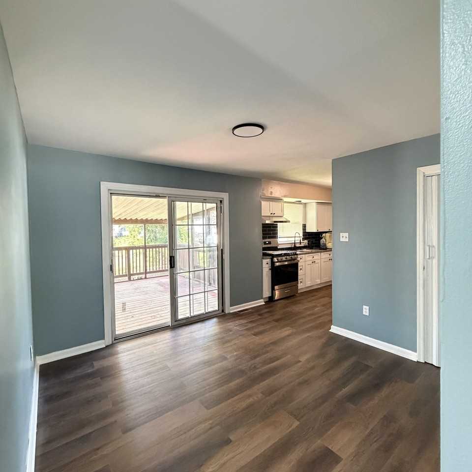 21 Berg Ave - Photo 5 of 8