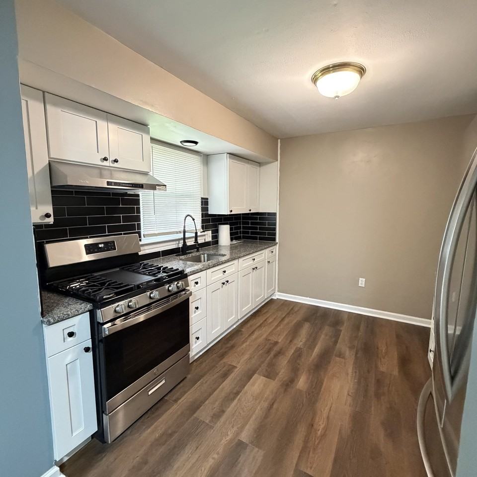 21 Berg Ave - Photo 6 of 8