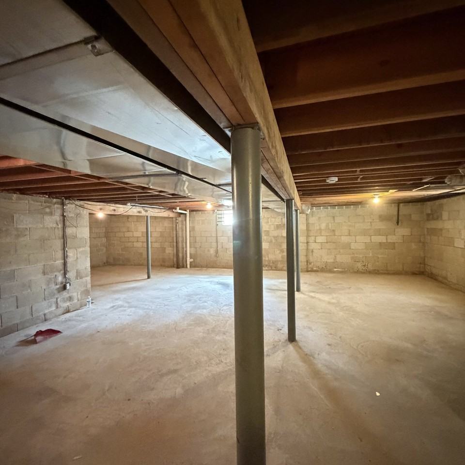 21 Berg Ave - Photo 7 of 8