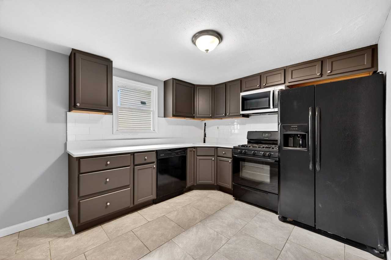 9386 Golden Gate Rd - Photo 3 of 14