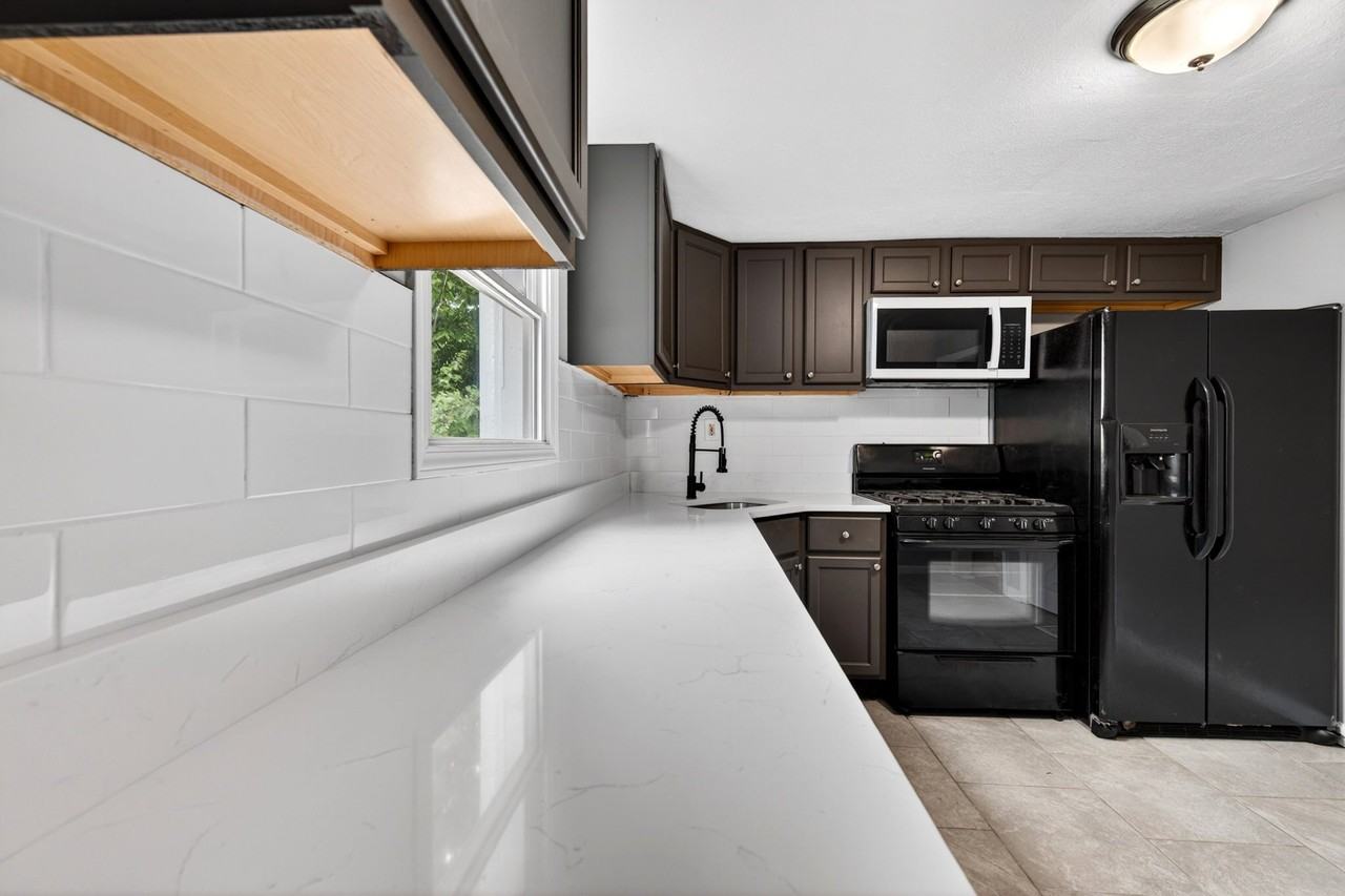 9386 Golden Gate Rd - Photo 4 of 14