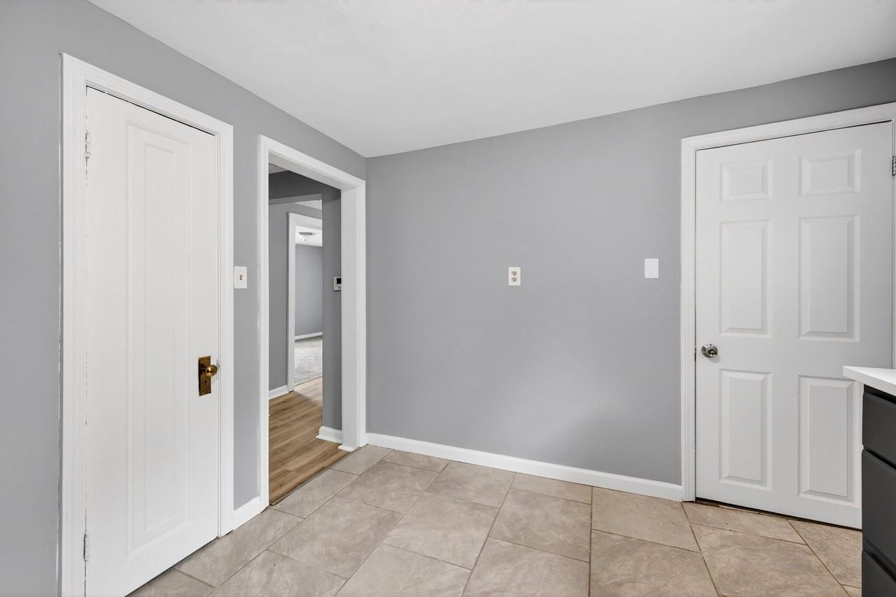 9386 Golden Gate Rd - Photo 5 of 14