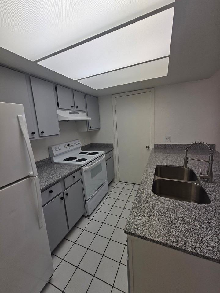 1618 N 32nd St #10 - Photo 2 of 11