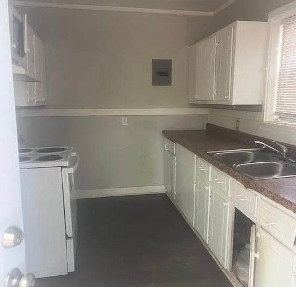 3704 Hines Ave - Photo 3 of 9