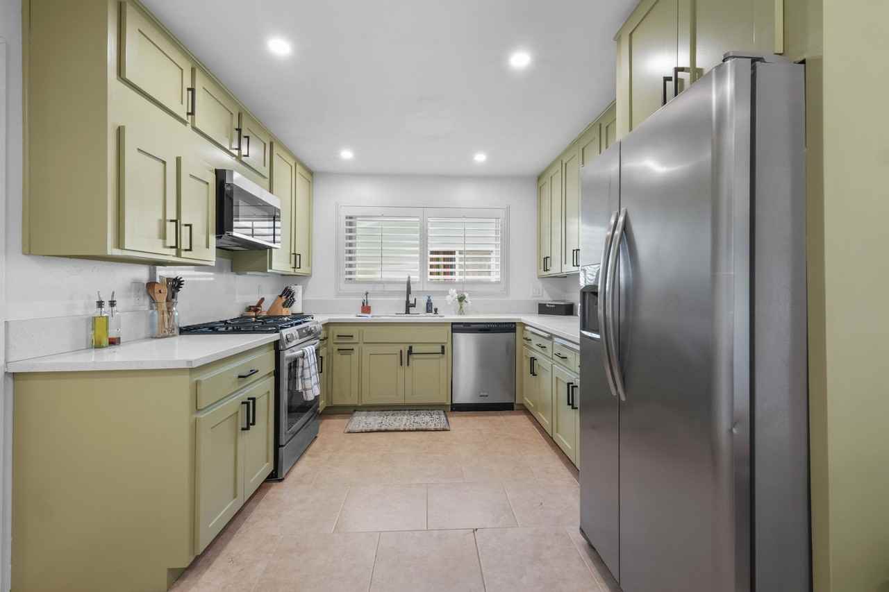 1357 Cornwall St - Photo 4 of 20