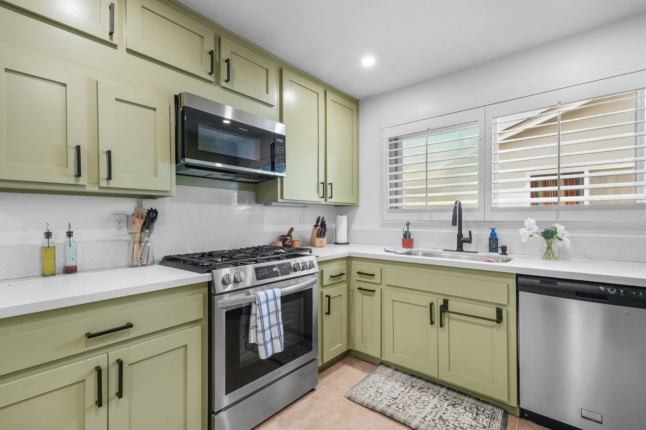 1357 Cornwall St - Photo 5 of 20