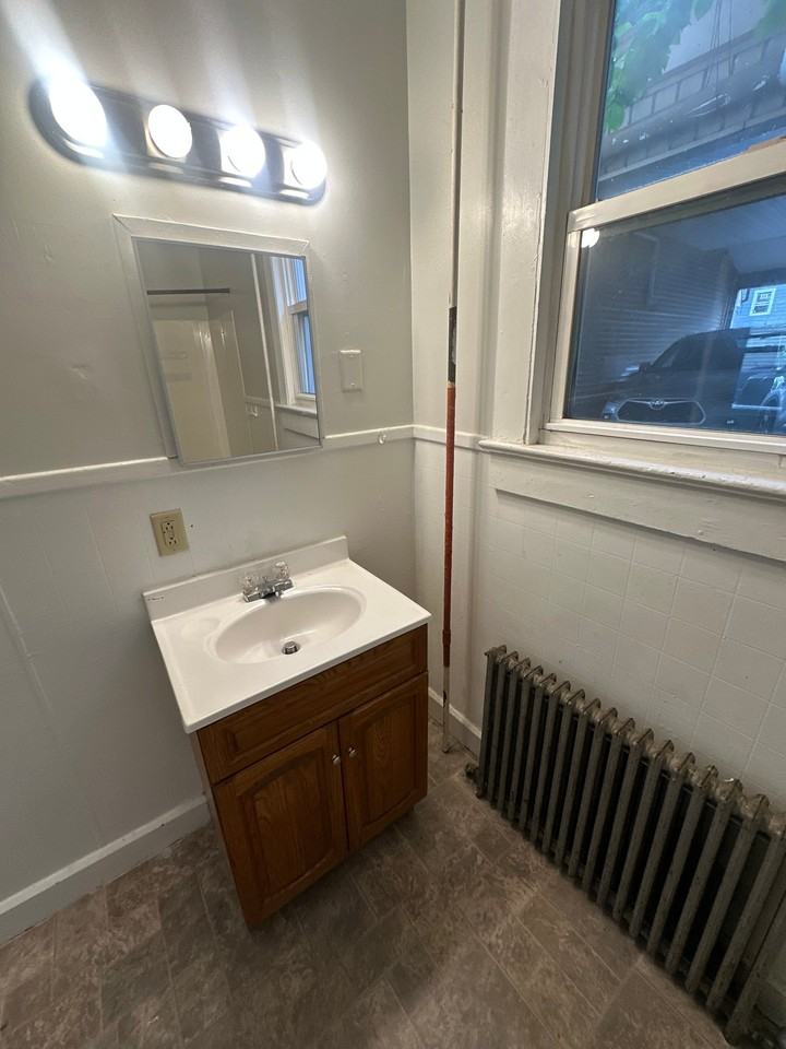 57 College St #1 - Photo 5 of 9