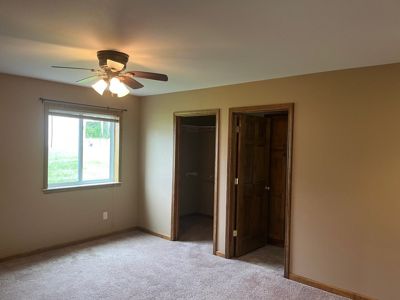 952 E Wisconsin St - Photo 2 of 5