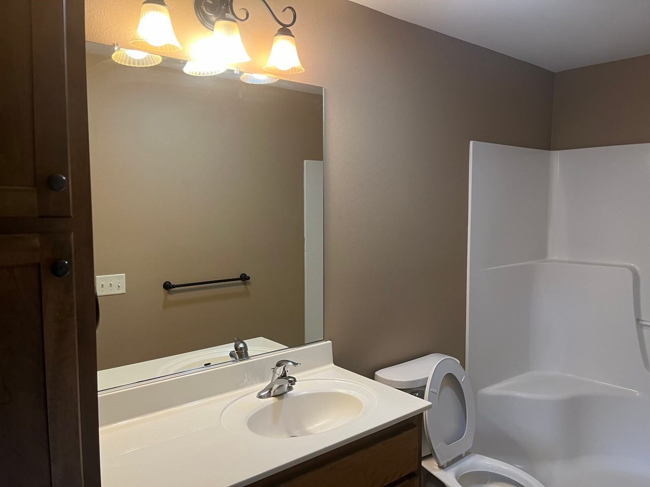 952 E Wisconsin St - Photo 4 of 5