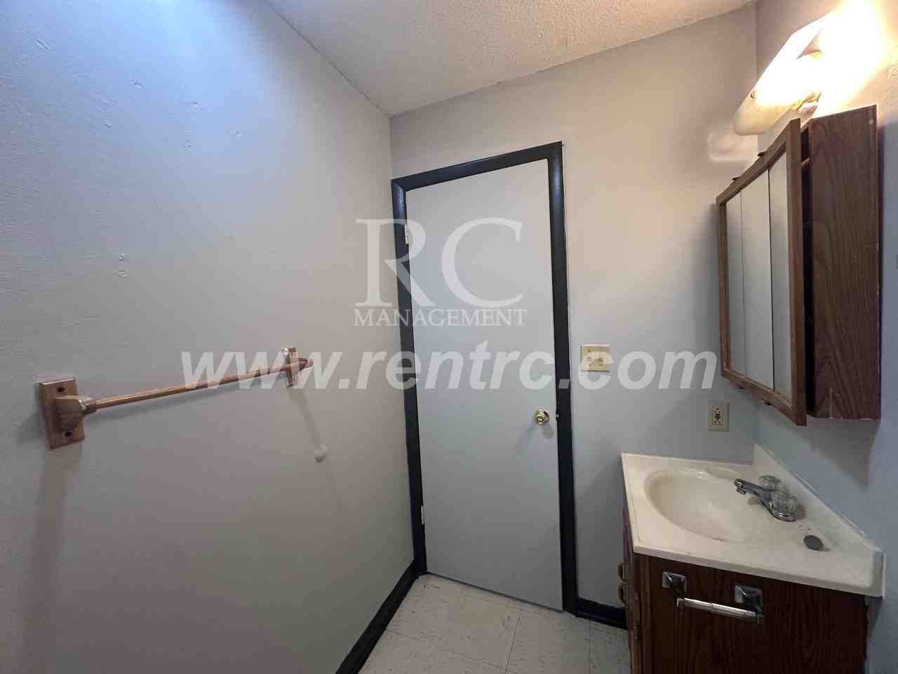 1005 Oak St Apt 4 - Photo 4 of 9