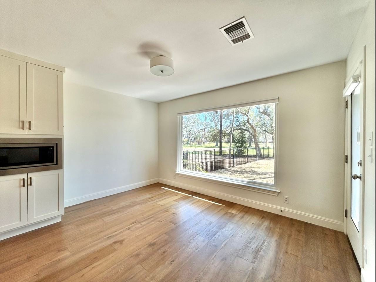 9108 Balcones Club Dr - Photo 5 of 27