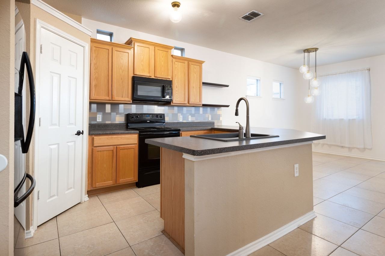 1227 Cresswell Cv #NA - Photo 3 of 18