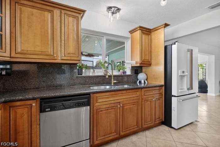 571 Se 14th St - Photo 4 of 13