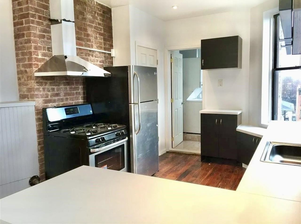319 8th St #5R