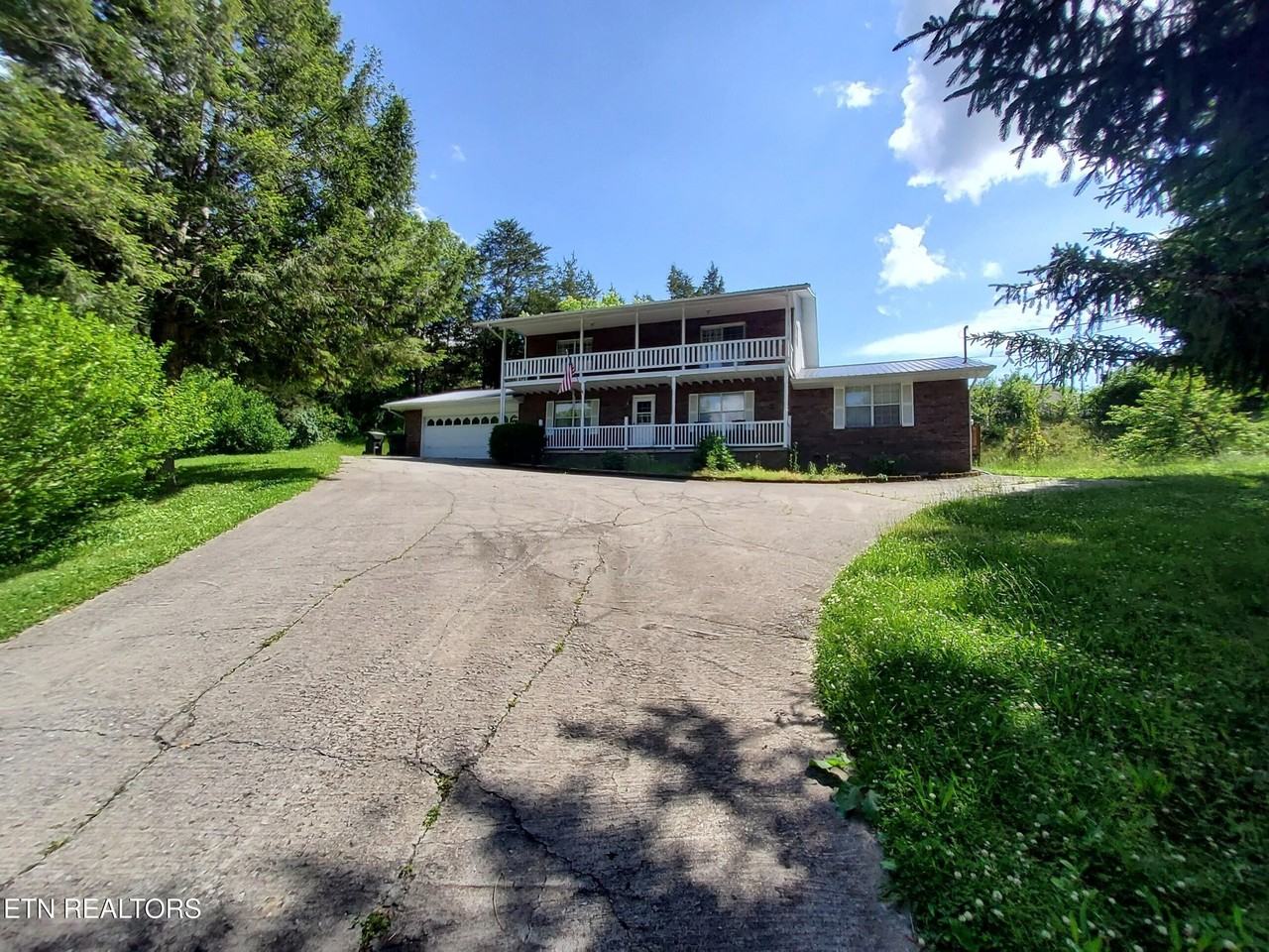 1231 Village Dr - Photo 2 of 27