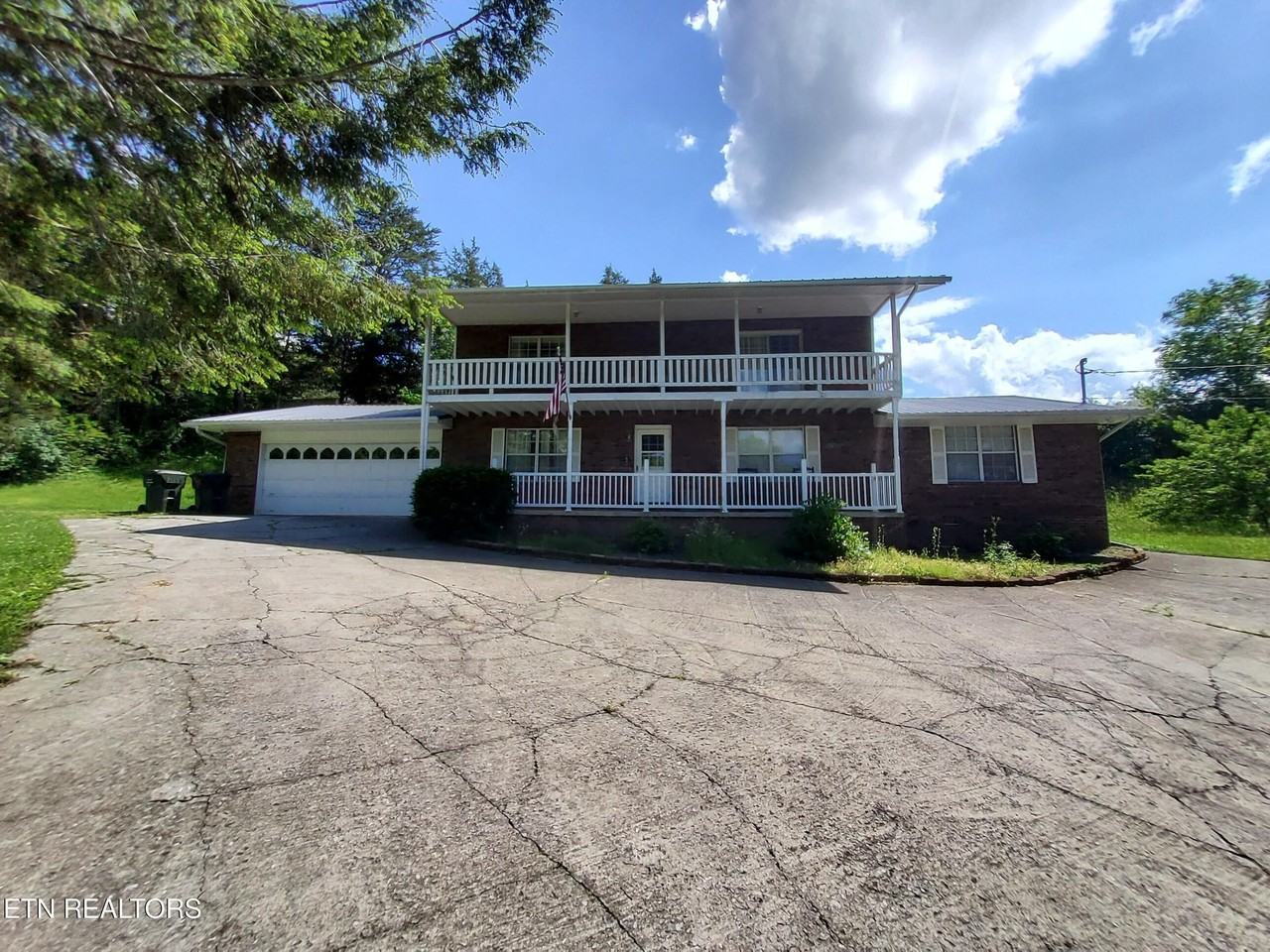 1231 Village Dr - Photo 3 of 27