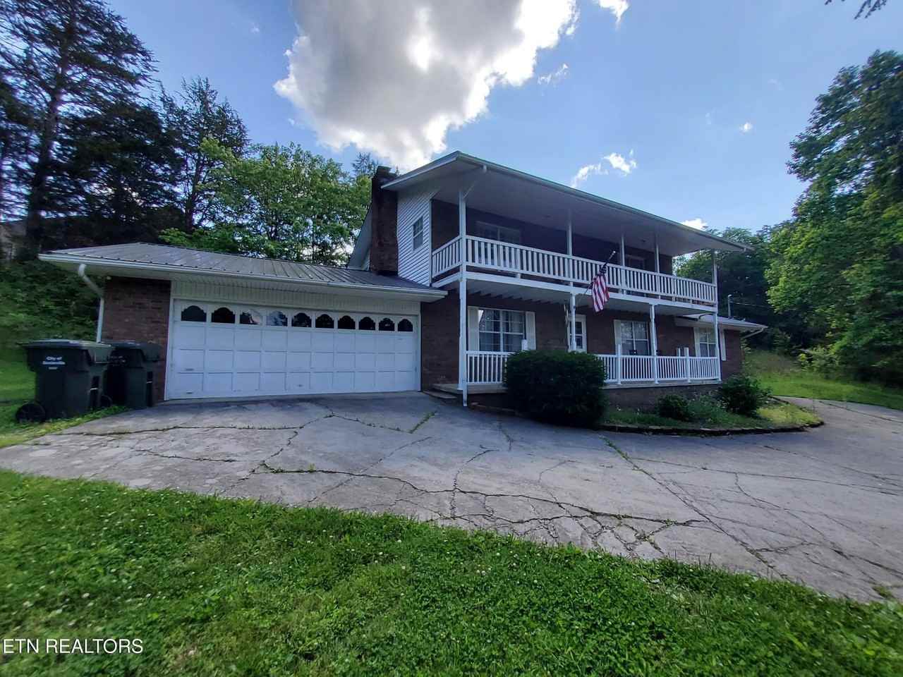 1231 Village Dr - Photo 4 of 27