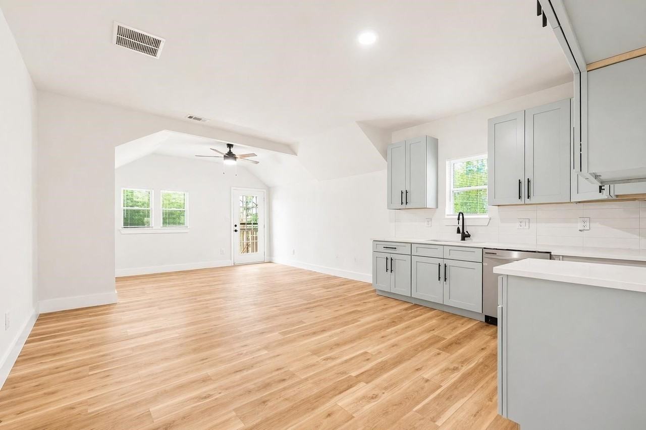 1595 Court Ave - Photo 4 of 18