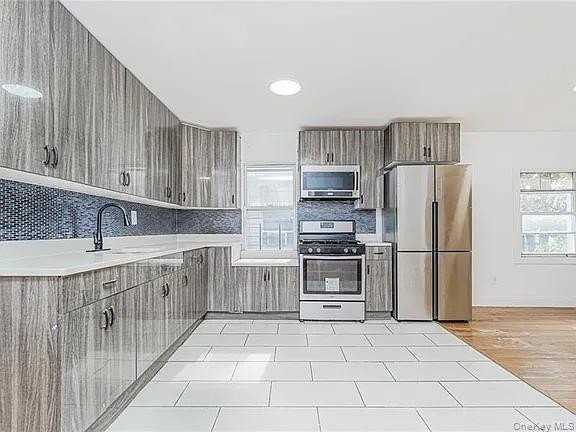 592 E 39th St #2FL - Photo 4 of 7
