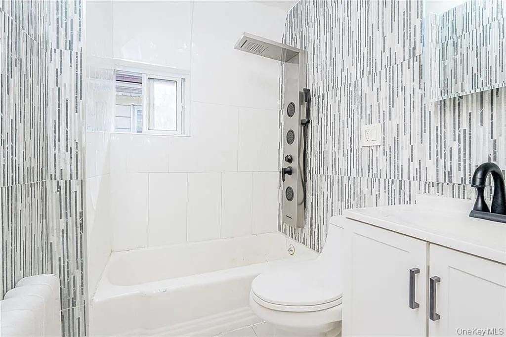 592 E 39th St #2FL - Photo 6 of 7