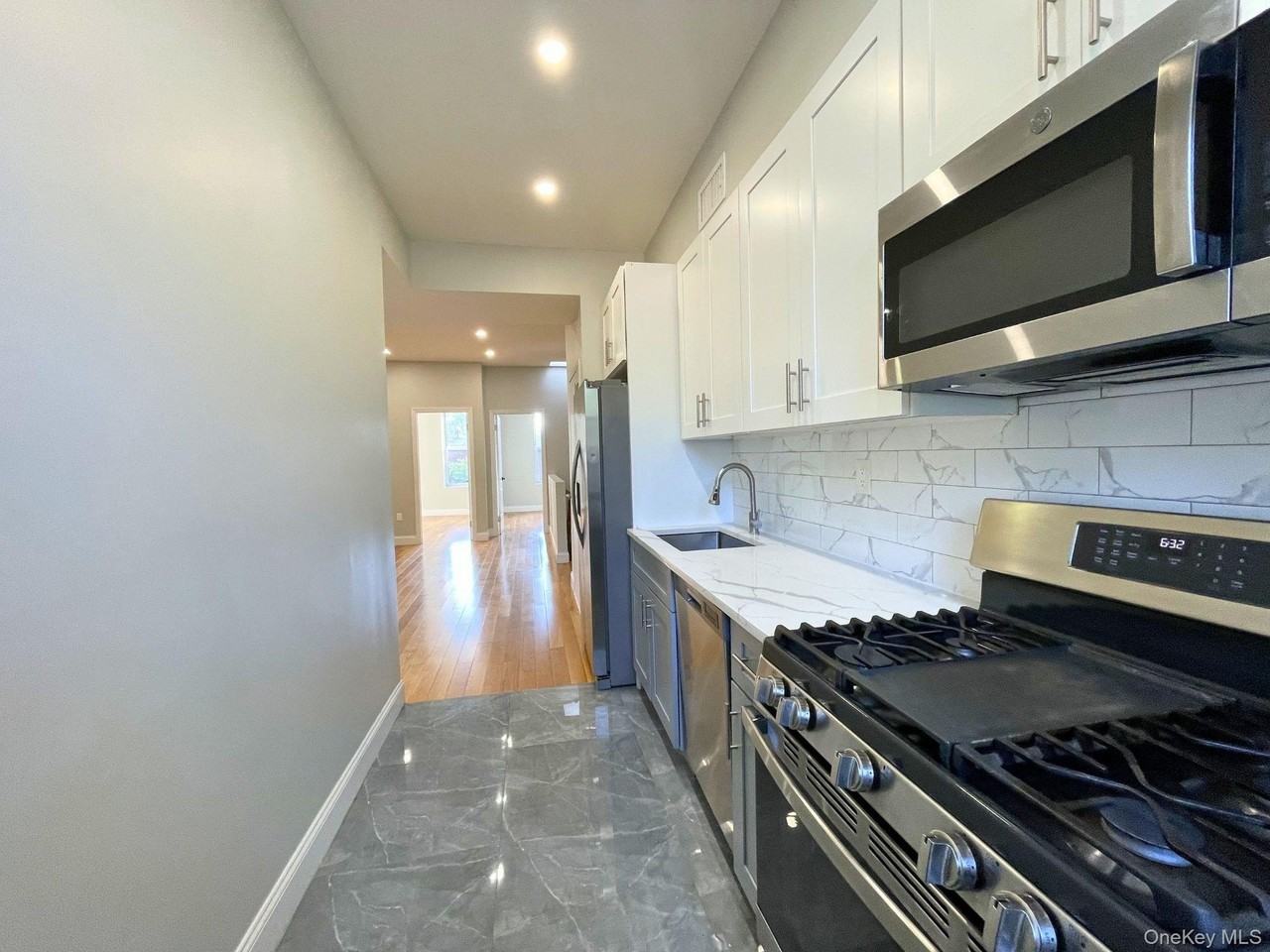 255 Amboy St - Photo 4 of 11
