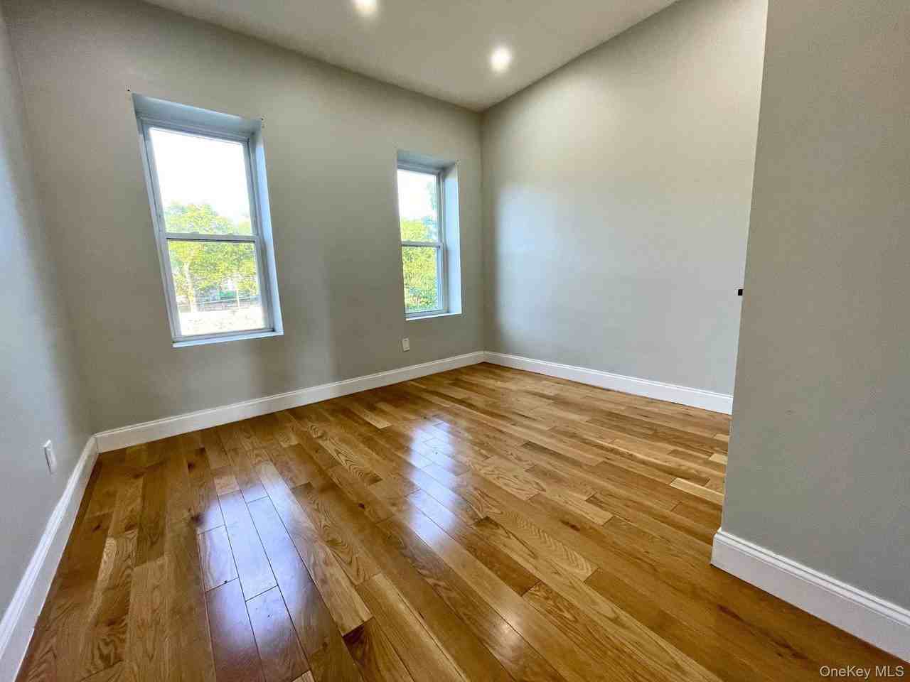 255 Amboy St - Photo 7 of 11