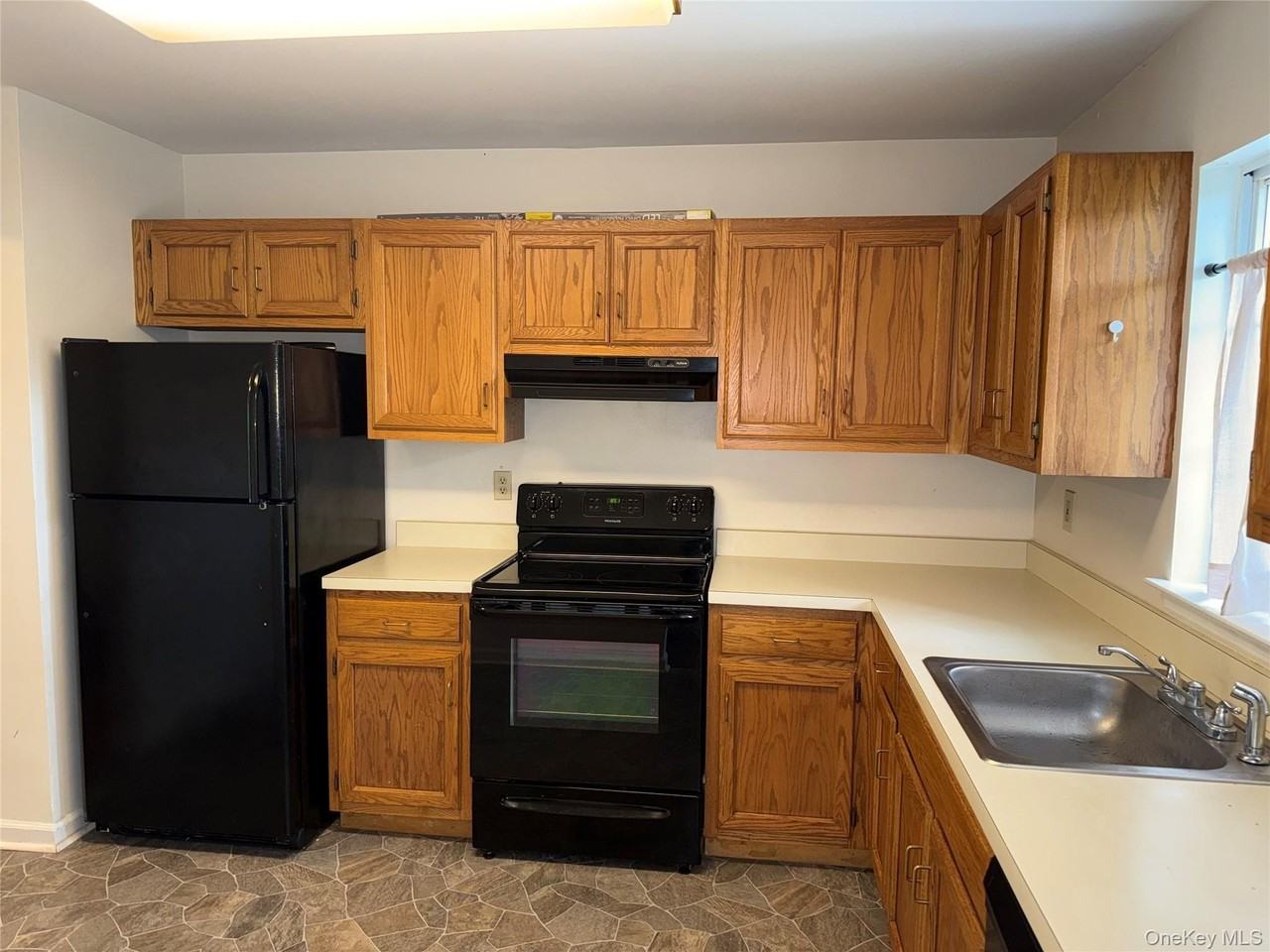 1404 Brentwood Dr - Photo 2 of 6