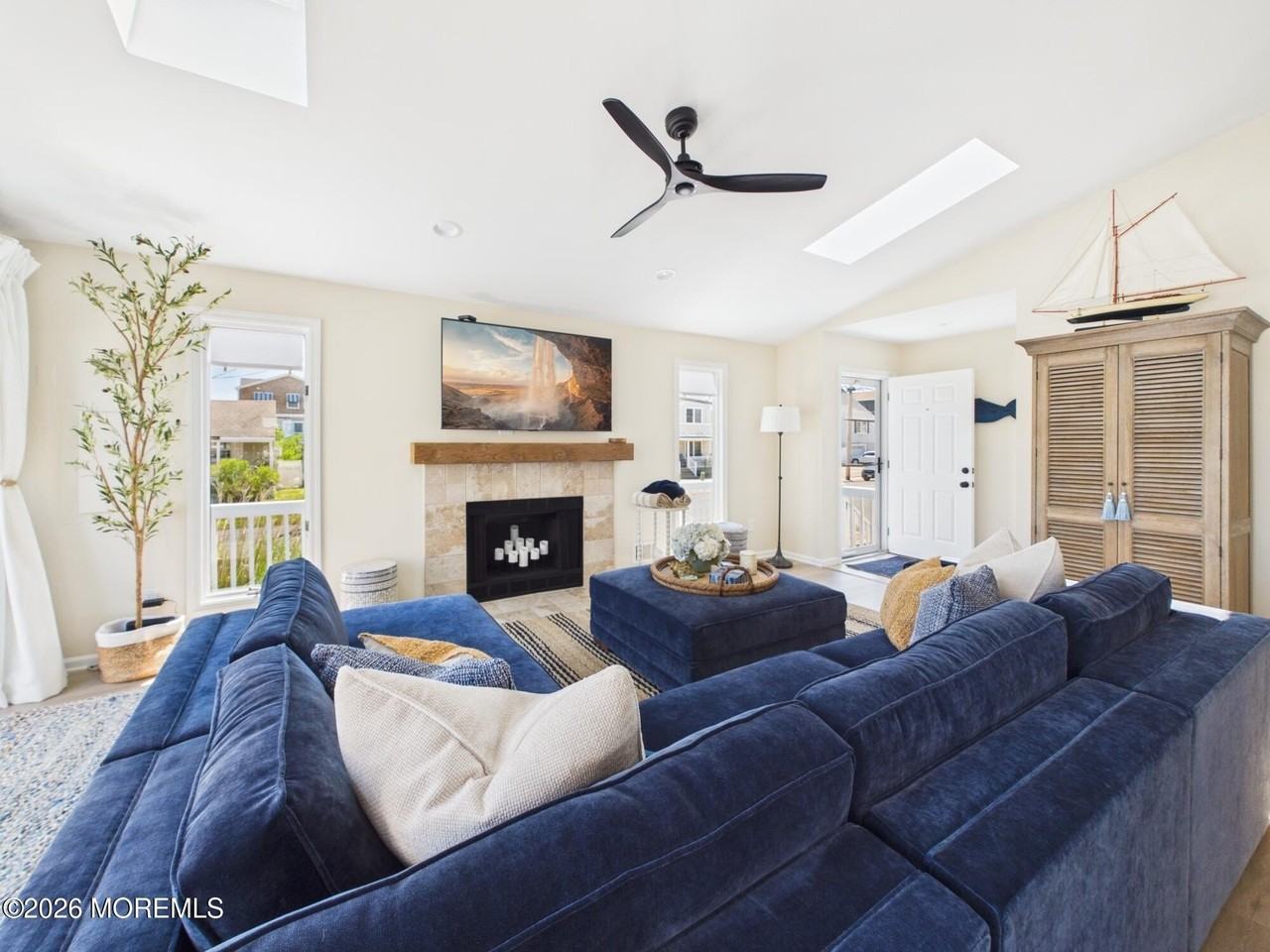 207 4th Ave - Photo 4 of 32