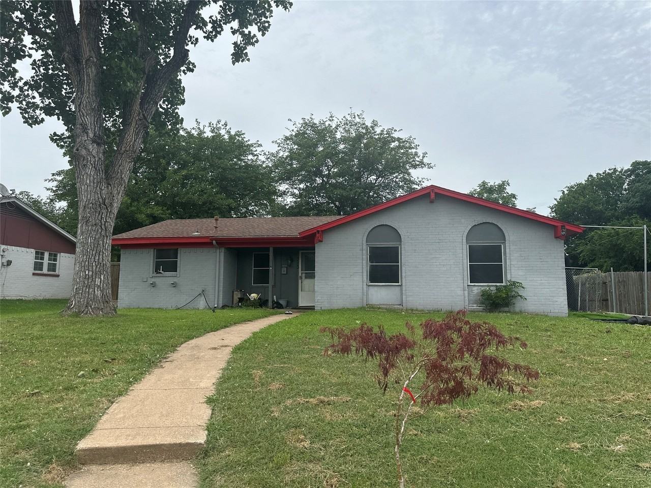 313 Victoria Dr - Photo 2 of 3