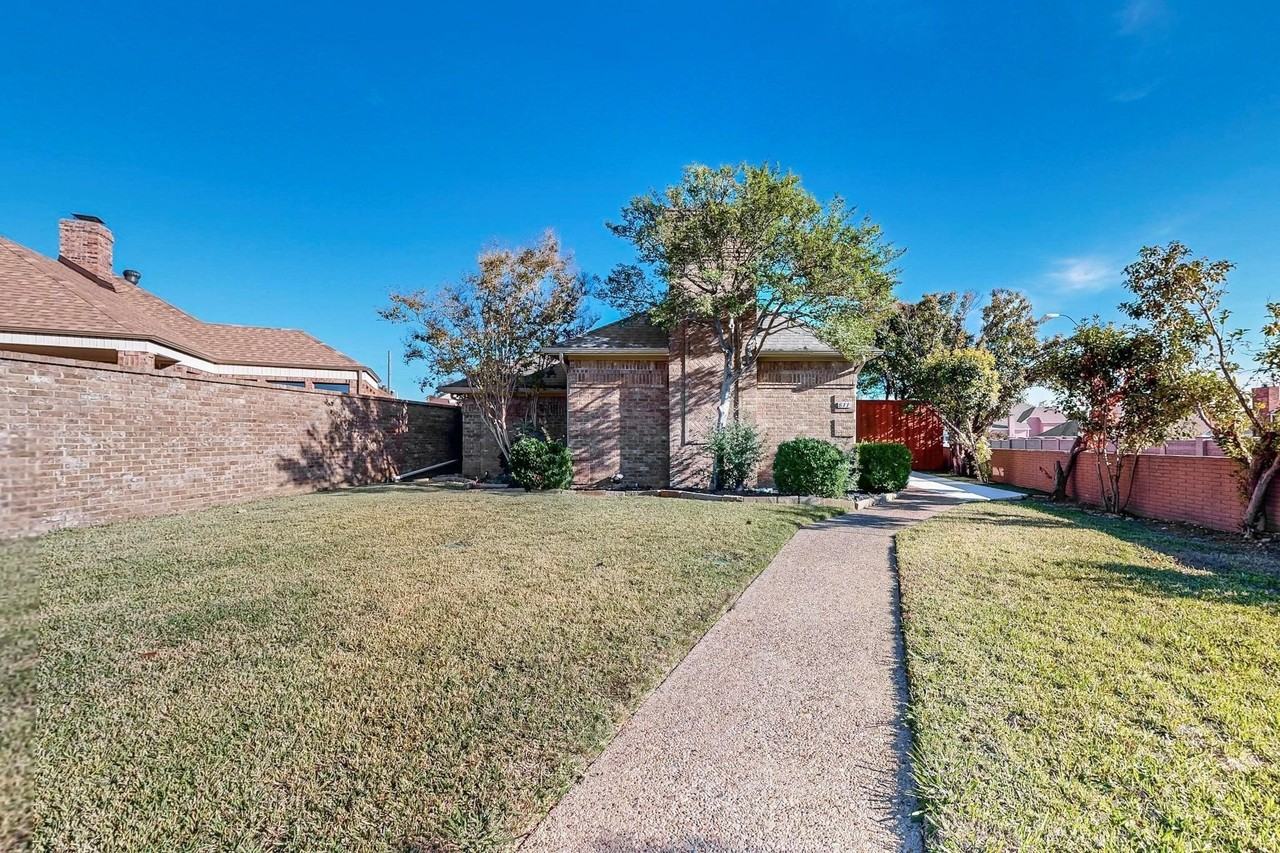 811 Oakway Ct - Photo 2 of 35