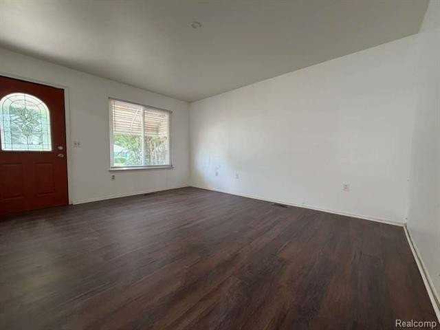 8307 Essex Ave - Photo 4 of 21
