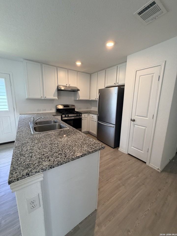 2822 Millikan Dr - Photo 5 of 10