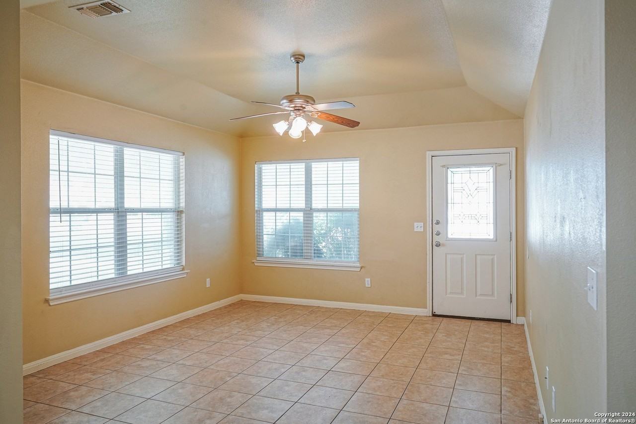 1043 Misty Acres Dr - Photo 3 of 23