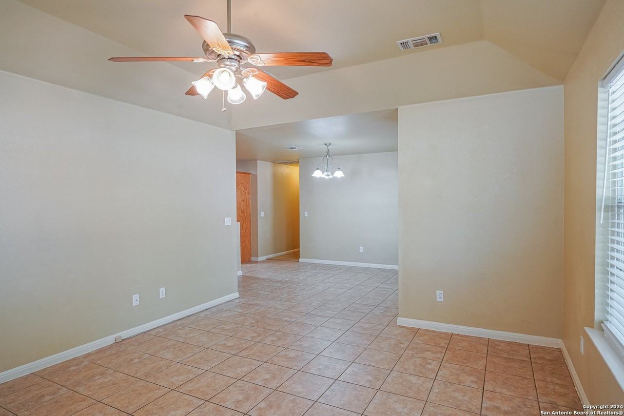 1043 Misty Acres Dr - Photo 4 of 23