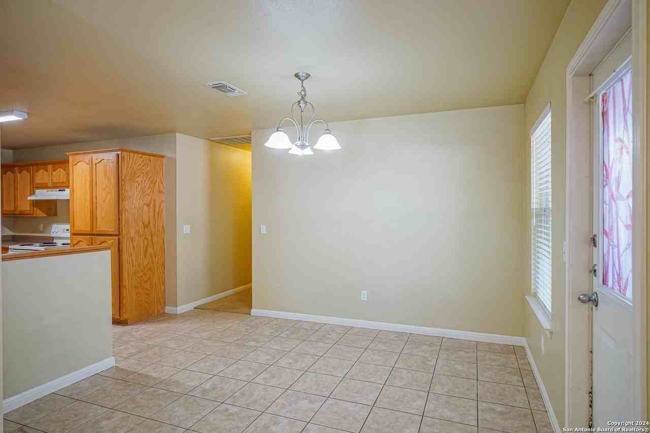 1043 Misty Acres Dr - Photo 5 of 23
