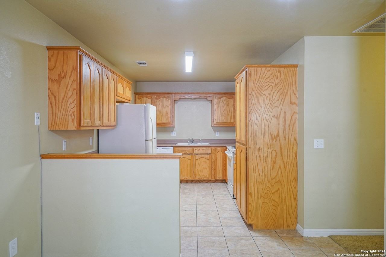 1043 Misty Acres Dr - Photo 6 of 23