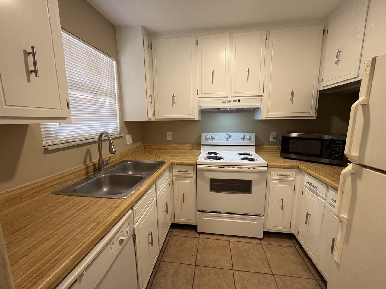 1104 Greentree Ct - Photo 6 of 13