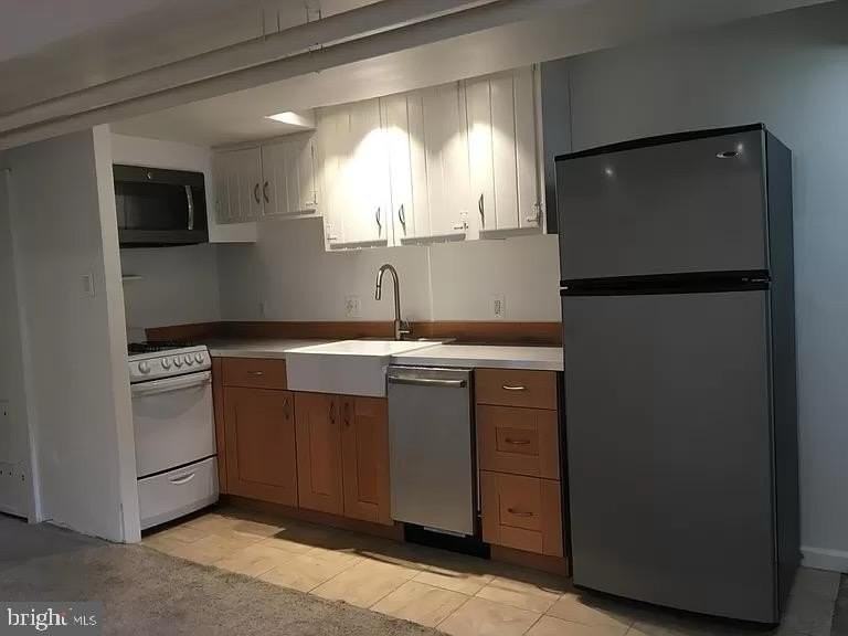 1650 33rd St Nw #B - Photo 2 of 5