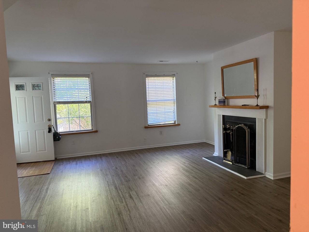 1614 Huntingdon Mews - Photo 3 of 10