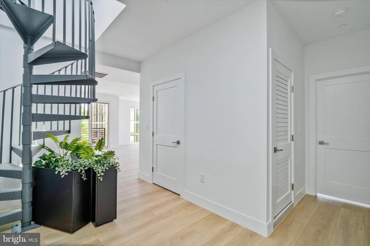 228 W Glebe Rd #301 - Photo 3 of 13