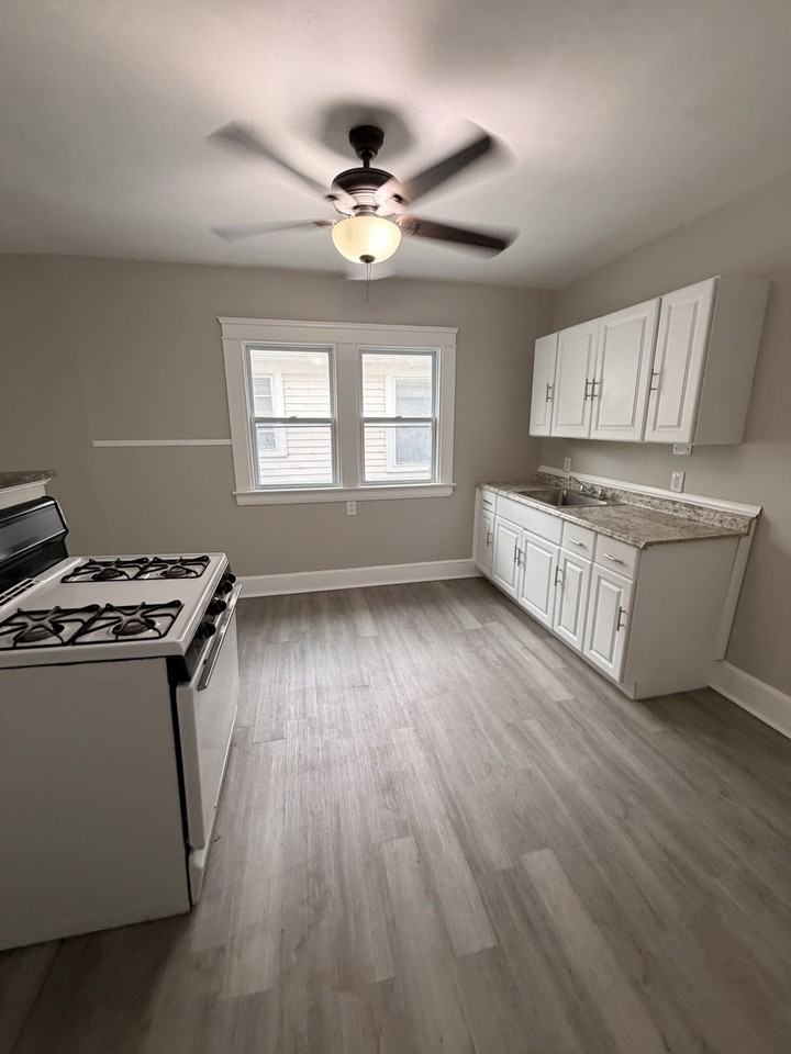 15619 School Ave - Photo 2 of 19
