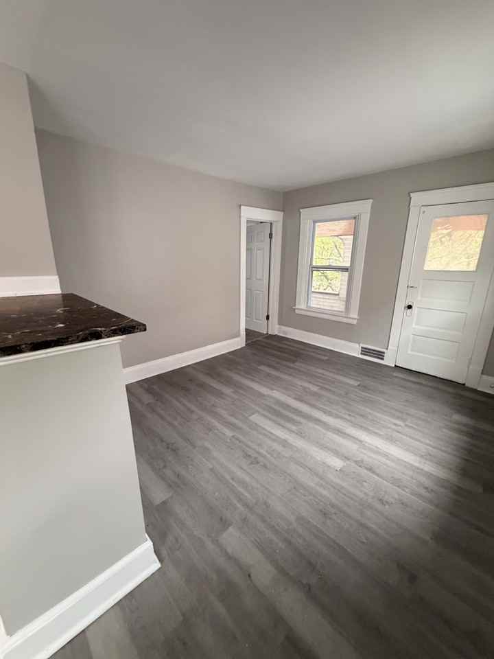 15619 School Ave - Photo 4 of 19