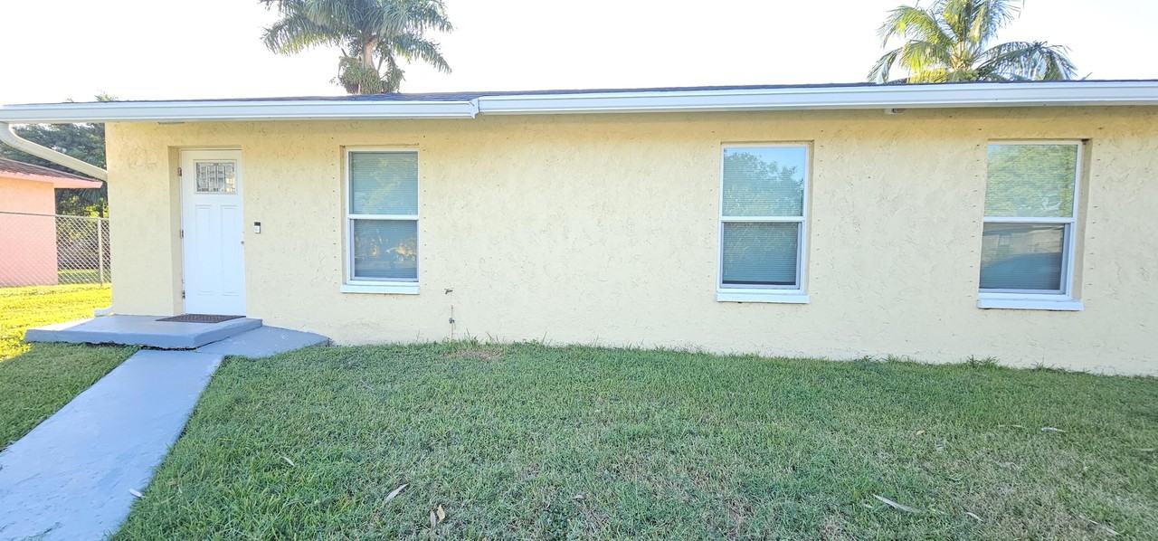 323 Seminole Ct - Photo 2 of 15